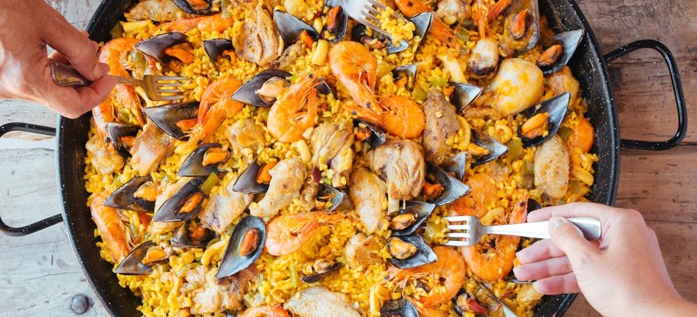 ما وراء الأرز: التنوع الثقافي في وجبة الباييّلا