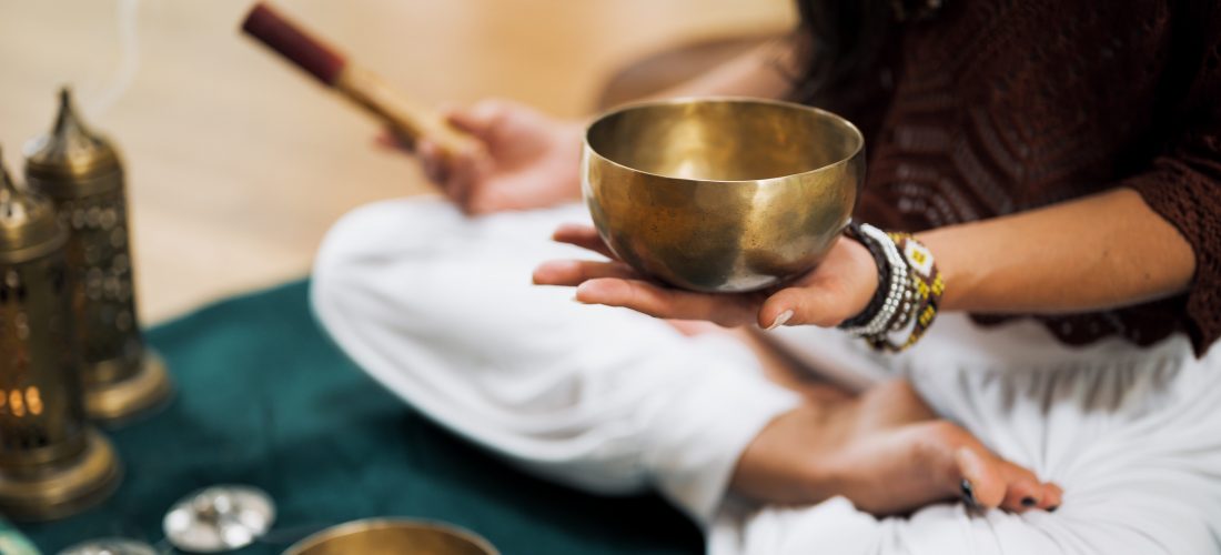 جلسة يوجا وتأمل وقت الغروب