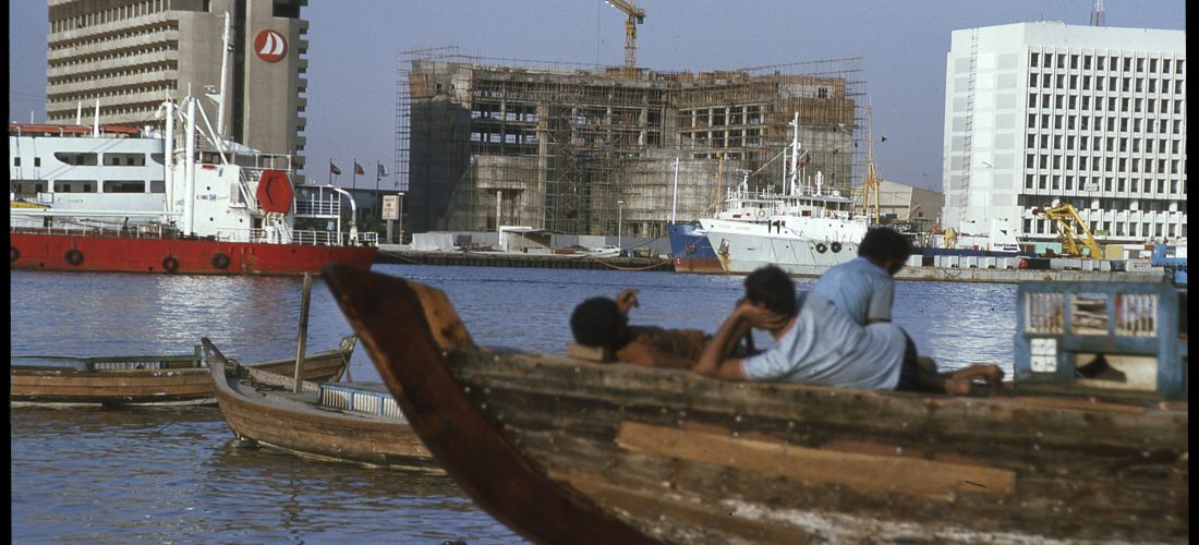 إلى الجانب / على المسرح