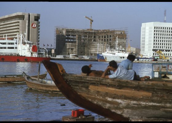 إلى الجانب / على المسرح