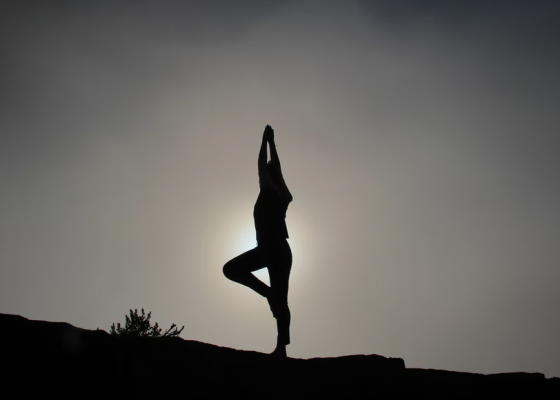 جلسة التأمل والتعافي في شرفة مركز جميل للفنون