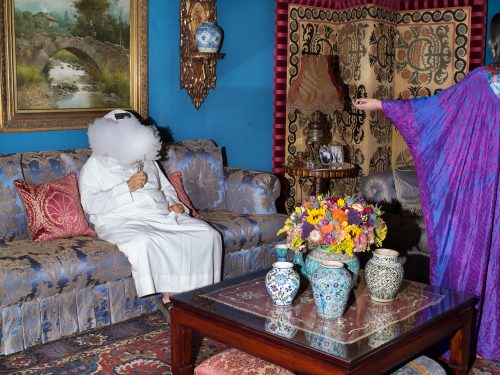فرح القاسمي, تدخين إلكتروني في غرفة الجلوس, 2016, طباعة حبر نفّاث أرشيفيّة, 89 × 66 سم, مجموعة فن جميل, الصورة مقدّمة من جاليري الخط الثالث، دبي