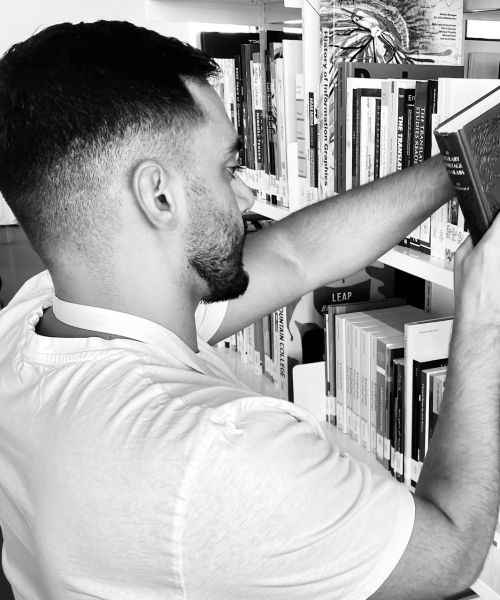 مدير أول للمكتبة والأبحاث